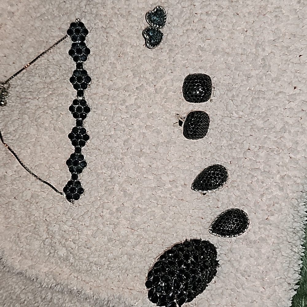 Black onyx LOT Ring/2 earrings /adjustable bracelet 4 pieces excellent size 6